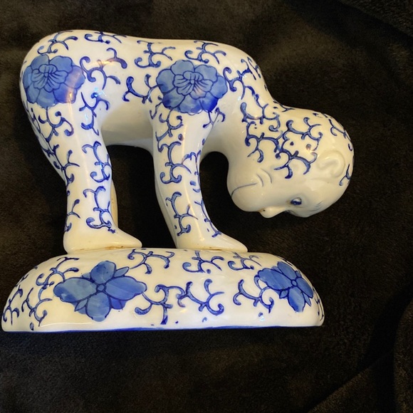 Vintage Chinoiserie Blue and White Monkey Holding a Bowl Decorative Hold… - Picture 3 of 8